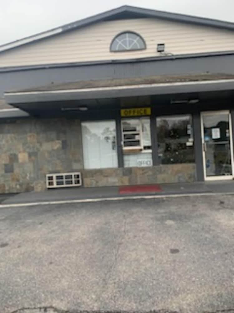 8 Inn interior in Americus, GA — gallery photo 2