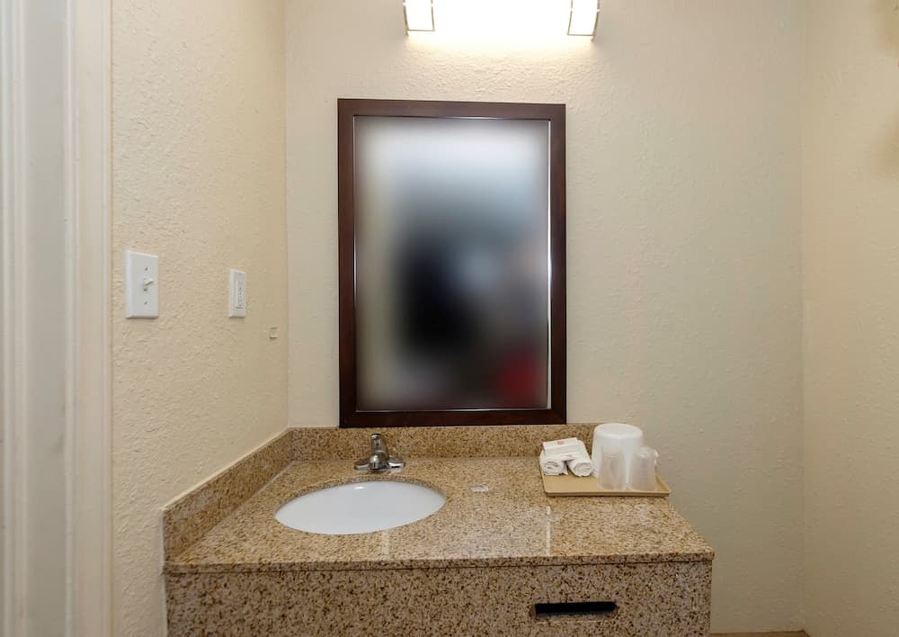 Red Roof Inn New Orleans - Westbank interior in Harvey, LA — gallery photo 2