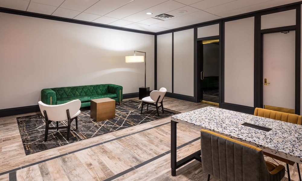 DoubleTree by Hilton Newark Penn Station interior in Newark, NJ — gallery photo 2