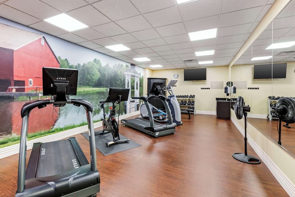 Best Western Plus Dutch Haus Inn and Suites interior in Columbiana, OH — gallery photo 2