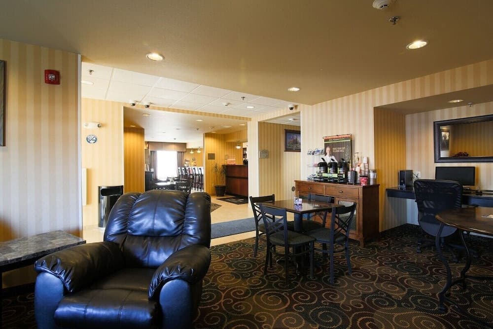 Cobblestone Inn & Suites interior in Killdeer, ND — gallery photo 2