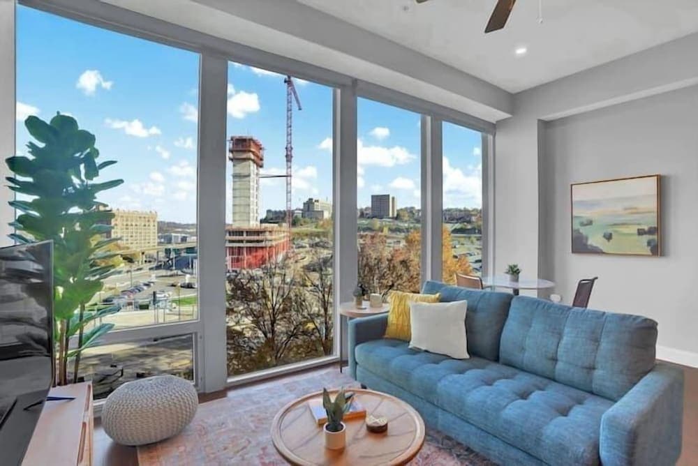 CozySuites Downtown Pittsburgh property views in Pittsburgh, PA — gallery photo 3