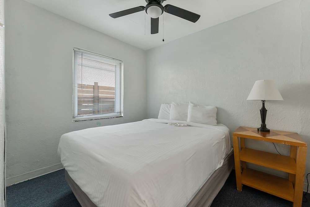 Oceanic Hotel interior in Wildwood, NJ — gallery photo 2