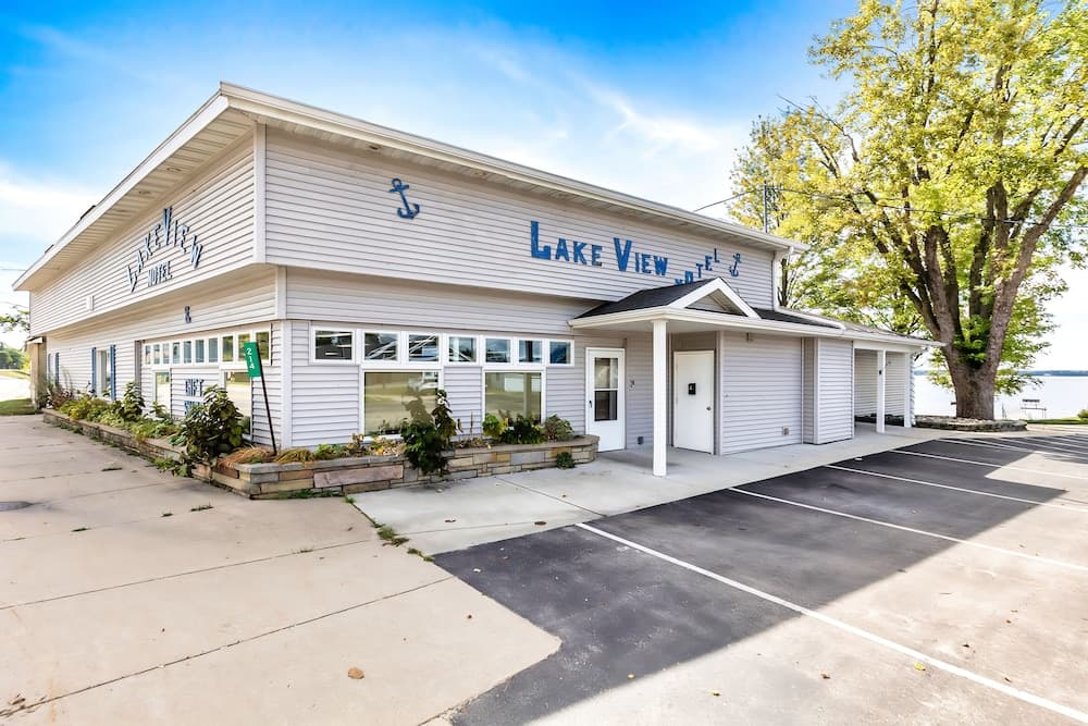 The Lakeview Motel featured exterior or lobby in Lake City, MI — similar hotel