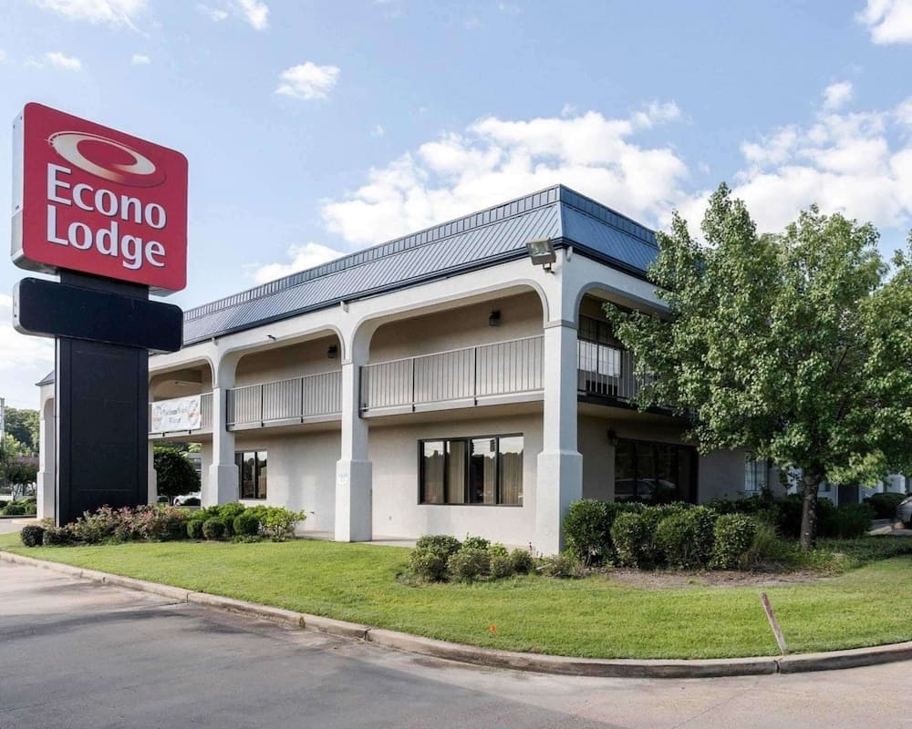 Econo Lodge Grenada featured exterior or lobby in Grenada, MS — similar hotel