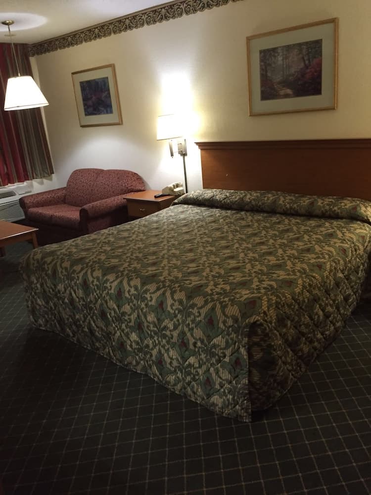 Economy Inn interior in Dillon, SC — gallery photo 2