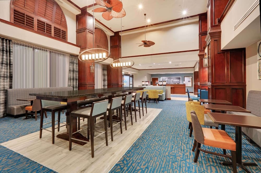 Hampton Inn & Suites Dallas-Arlington-South interior in Arlington, TX — gallery photo 2