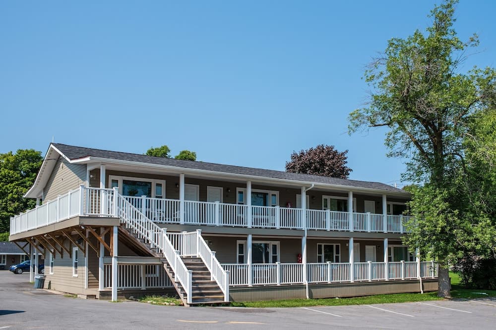 Capt.'s Inn & Suites featured exterior or lobby in Alexandria Bay, NY — similar hotel