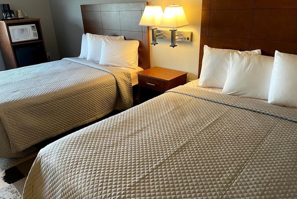 Commodore Perry Inn and Suites interior in Port Clinton, OH — gallery photo 2