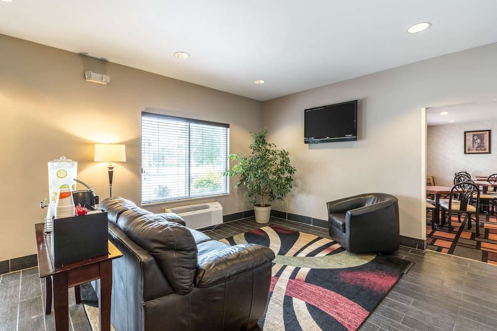 Quality Inn Kearney South interior in Kearney, NE — gallery photo 2