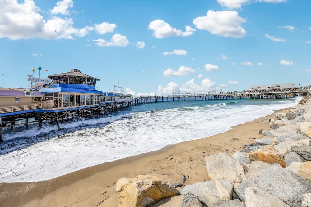 Oneluxstay 3BR Home Near the Beach interior in Redondo Beach, CA — gallery photo 2
