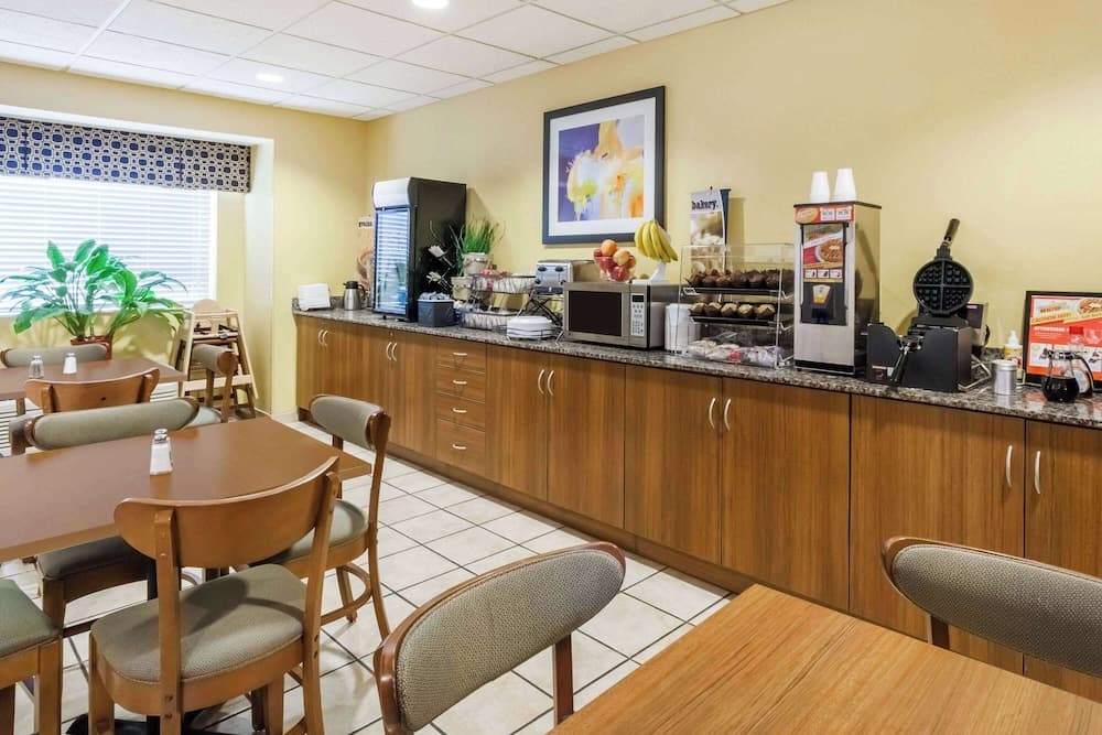 Microtel Inn & Suites by Wyndham Dickson City/Scranton gallery photo in Scranton, PA — image 9