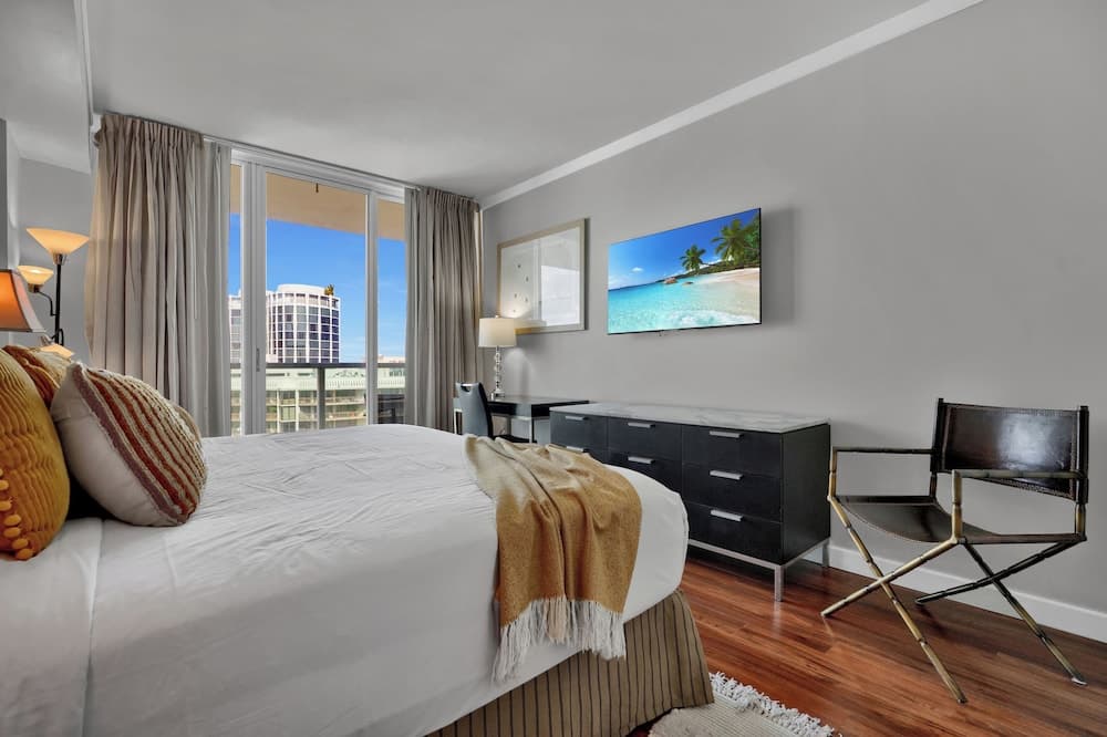 Spectacular Bay View 1bd 2baths in Grove interior in Miami, FL — gallery photo 2