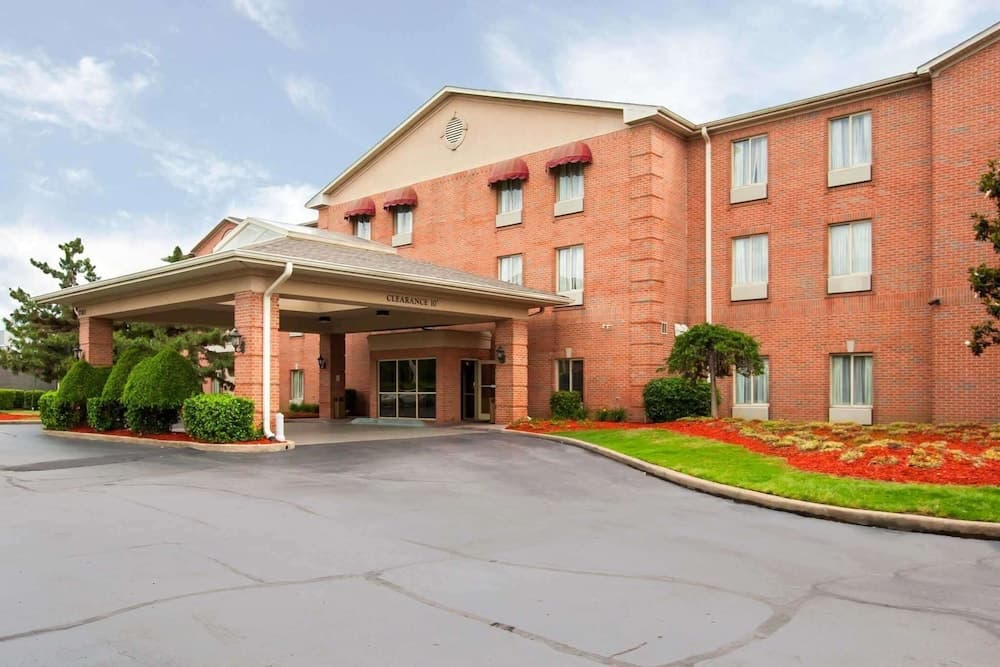 Quality Inn & Suites Germantown North featured exterior or lobby in Germantown, TN — similar hotel