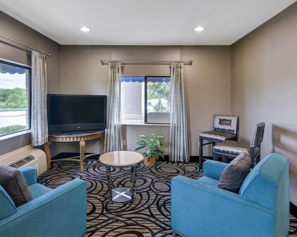 Quality Inn & Suites Grand Prairie South property views in Grand Prairie, TX — gallery photo 3