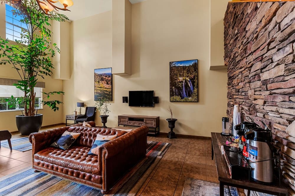 Best Western Rose Quartz Inn interior in Chester, CA — gallery photo 2