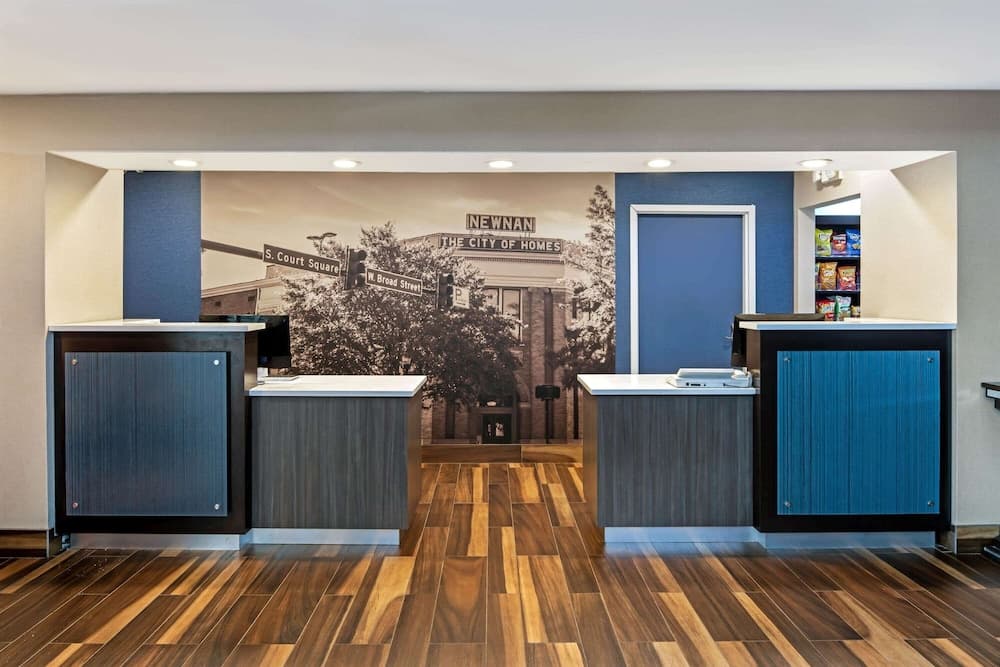 La Quinta Inn & Suites by Wyndham Atlanta South - Newnan interior in Newnan, GA — gallery photo 2