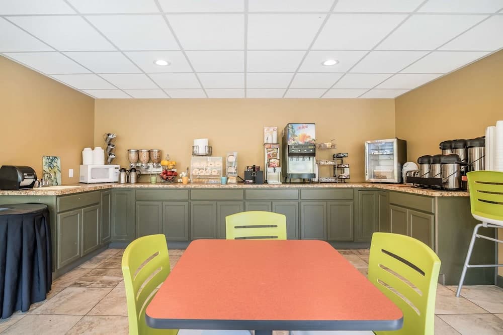 Econo Lodge Inn And Suites gallery photo in Binghamton, NY — image 13
