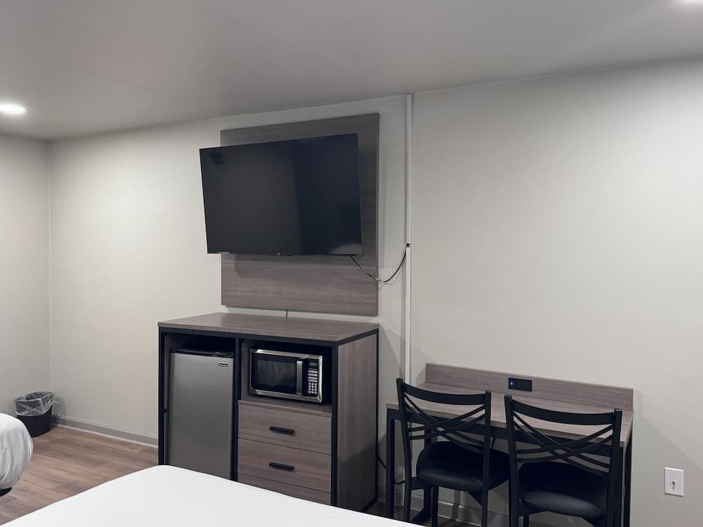 David Crockett Motel interior in Lawrenceburg, TN — gallery photo 2