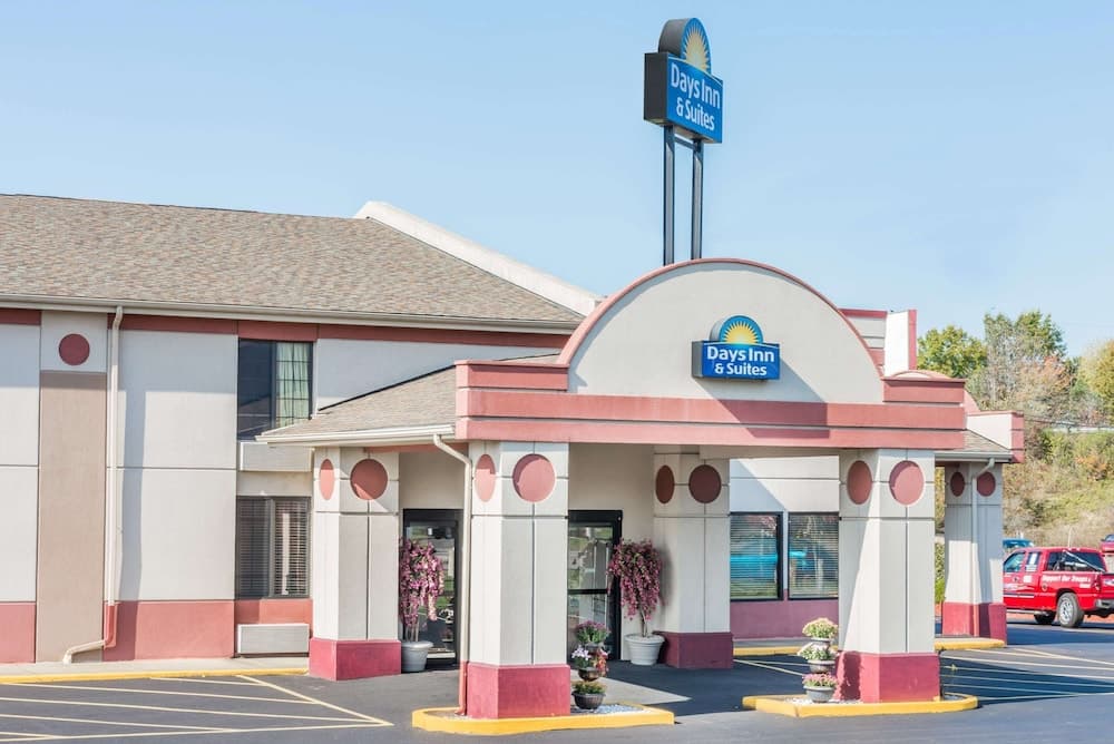 Days Inn & Suites by Wyndham Youngstown / Girard Ohio featured exterior or lobby in Girard, OH — similar hotel