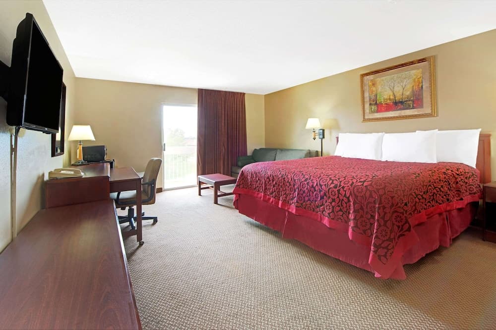 Days Inn and Suites by Wyndham St. Louis/Westport Plaza property views in Maryland Heights, MO — gallery photo 3