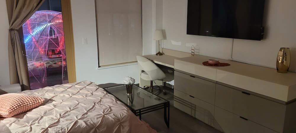 Rosa Linda- Luxe Rmntic Studio W Terrace property views in Newark, NJ — gallery photo 3