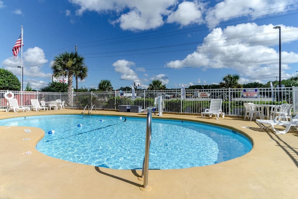 Rodeway Inn & Suites Jacksonville near Camp Lejeune property views in Jacksonville, NC — gallery photo 3