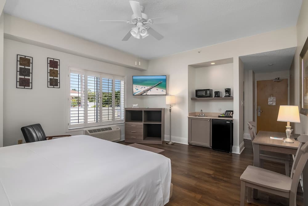 Naples Park Central Hotel gallery photo in Naples, FL — image 6