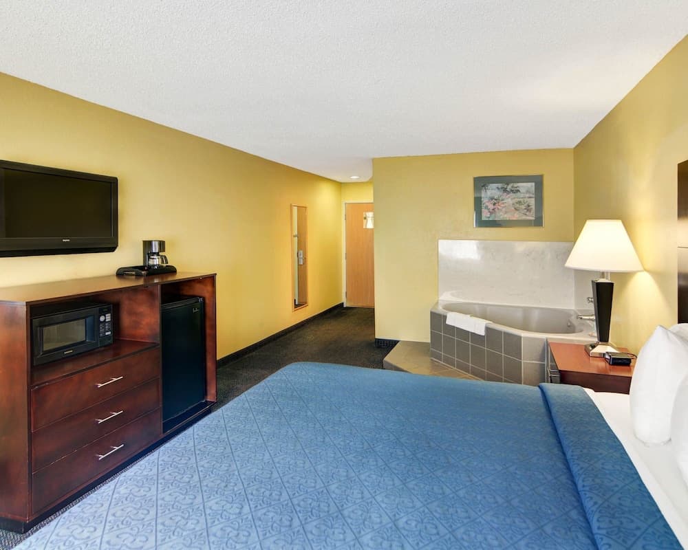 Quality Inn & Suites Grand Prairie South gallery photo in Grand Prairie, TX — image 16