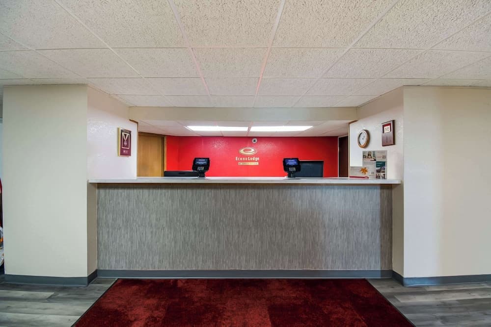 Econo Lodge Duluth near Miller Hill Mall interior in Duluth, MN — gallery photo 2