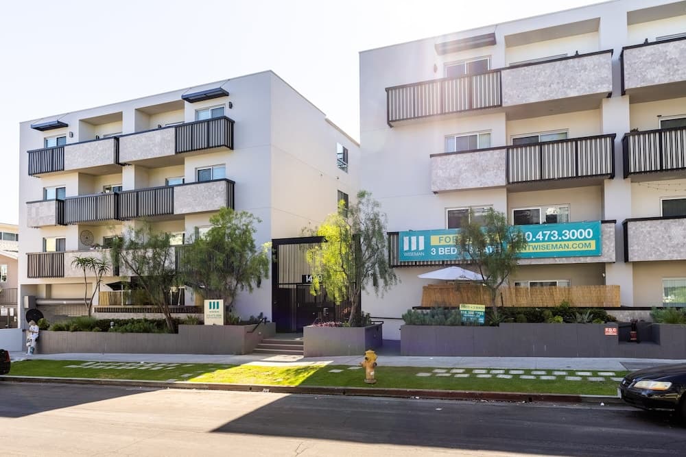 Heaven on Hollywood Boulevard Furnished Apartments featured exterior or lobby in Los Angeles, CA — similar hotel