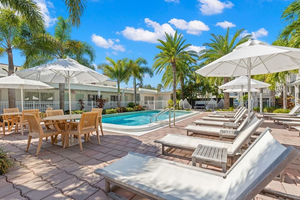 Studio w/ King Bed Heated Pool, Steps to Beach! interior in Clearwater Beach — gallery photo 2