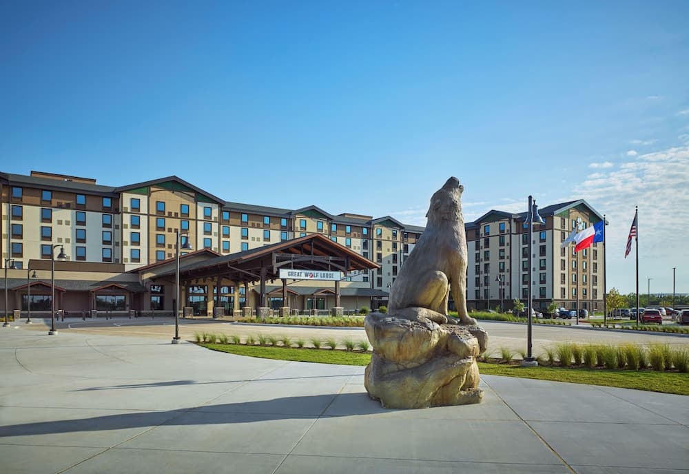 Great Wolf Lodge Webster featured exterior or lobby in Webster, TX — similar hotel