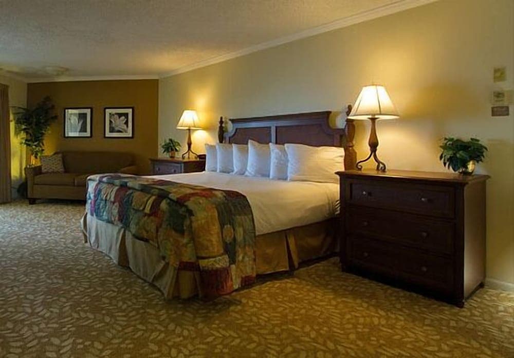 Weathervane Terrace Inn and Suites property views in Charlevoix, MI — gallery photo 3