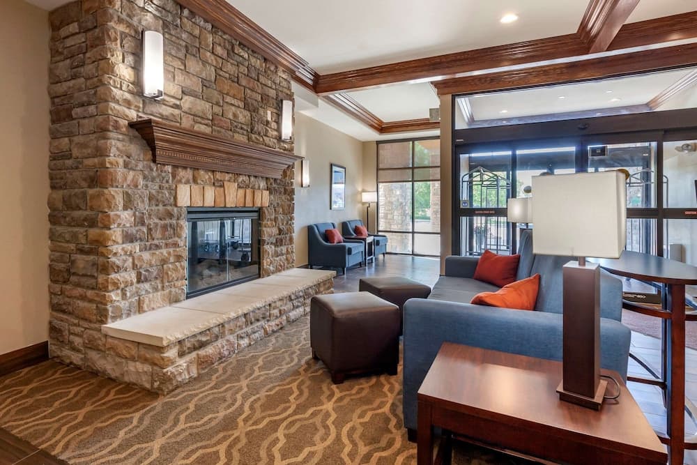 Comfort Suites Oshkosh West gallery photo in Oshkosh, WI — image 29