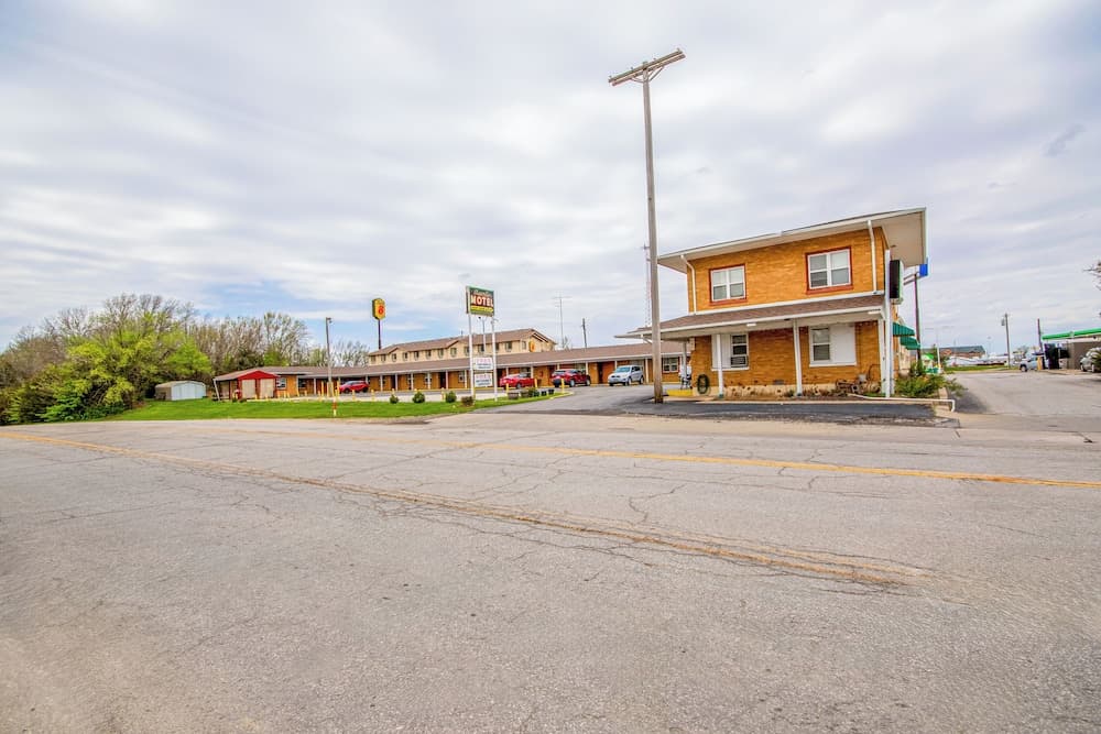 OYO Travelier Motel featured exterior or lobby in Macon, MO — similar hotel
