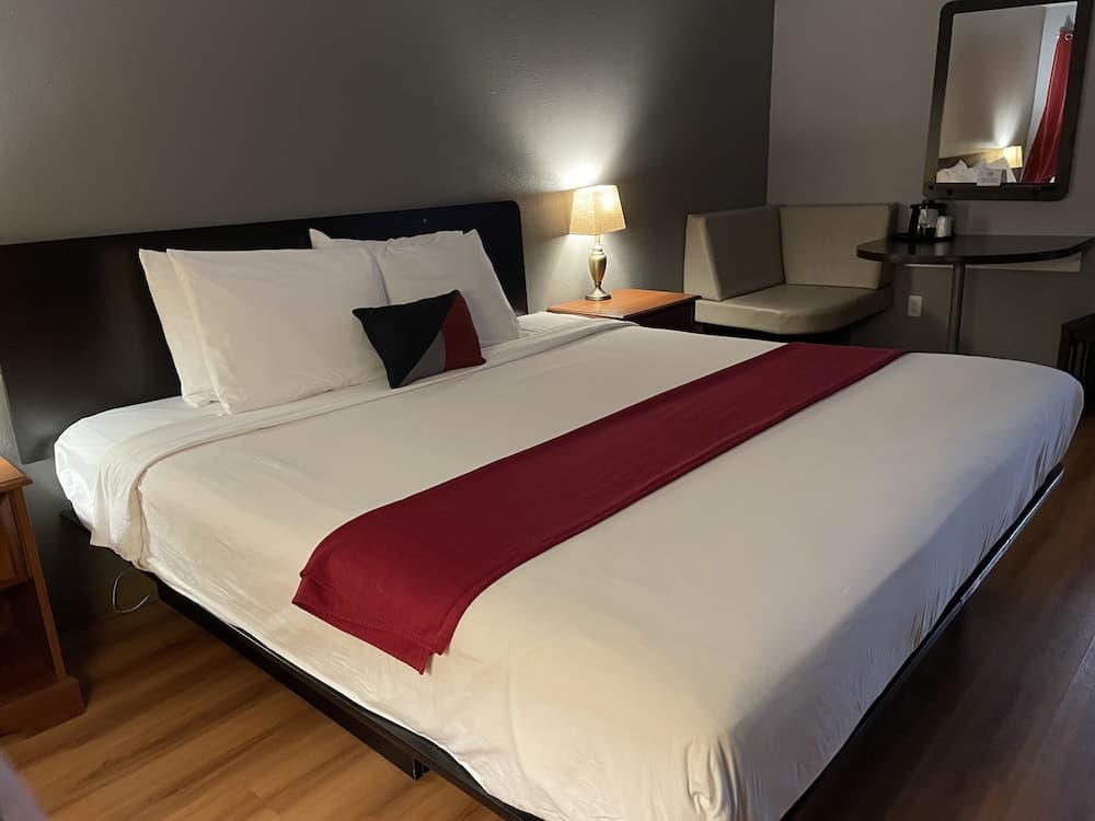 Sunnyside Inn & Suites interior in Clackamas, OR — gallery photo 2