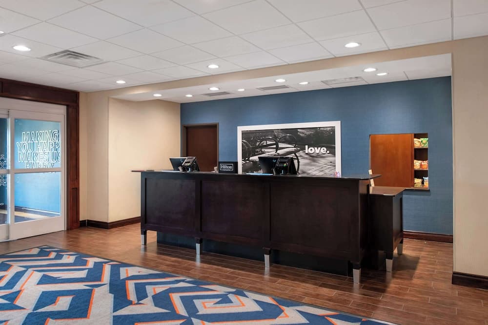 Hampton Inn & Suites Harvey/New Orleans West Bank interior in Harvey, LA — gallery photo 2