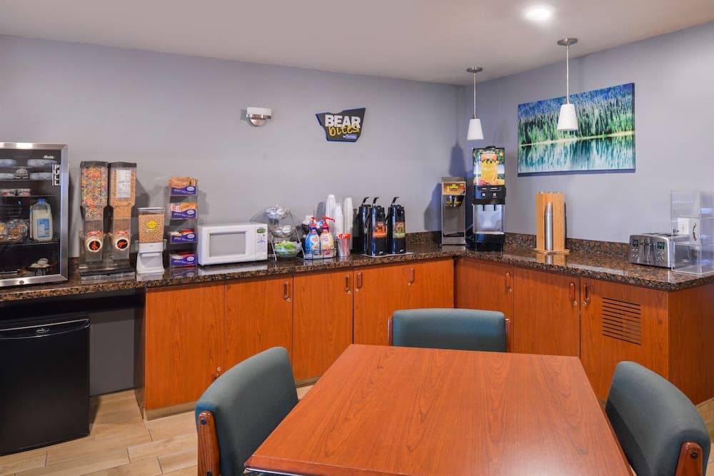 Travelodge Suites by Wyndham Newberg gallery photo in Newberg, OR — image 136