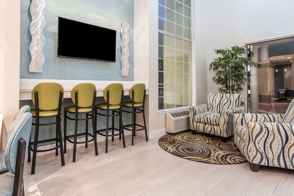 Super 8 by Wyndham Mountain View property views in Mountain View, CA — gallery photo 3