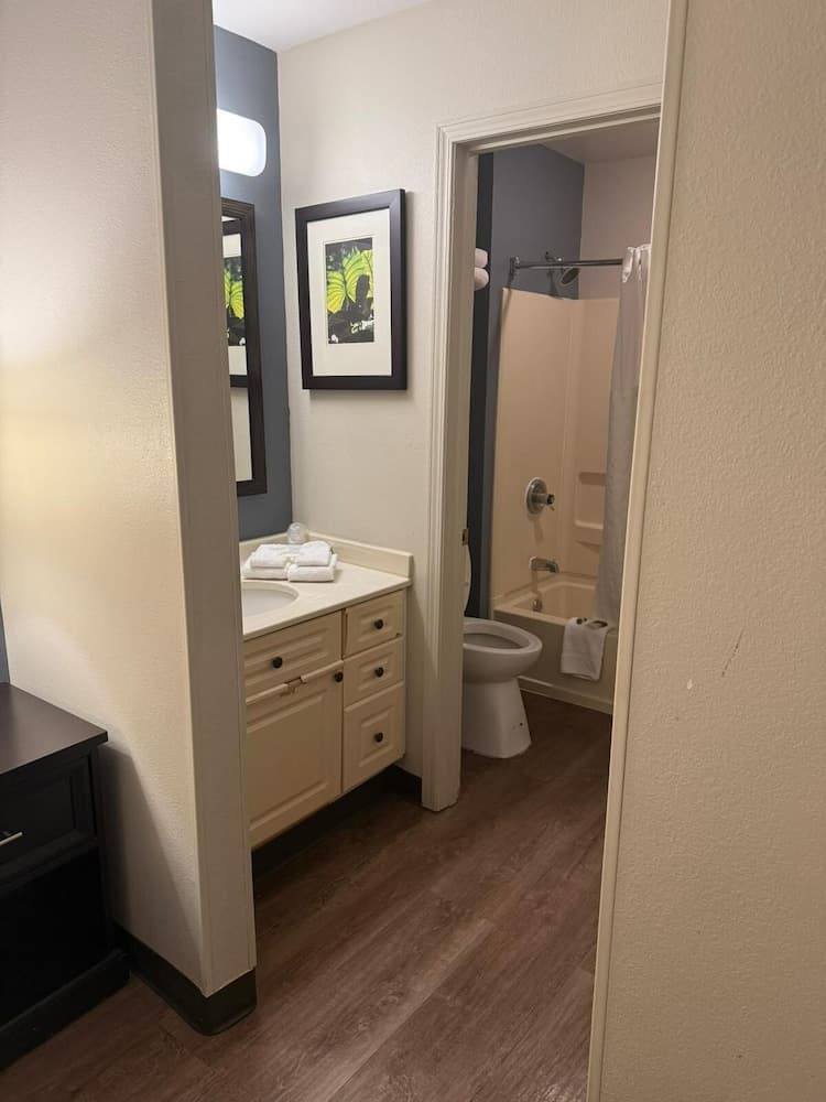 MainStay Suites Washington Dulles Airport property views in Chantilly, VA — gallery photo 3