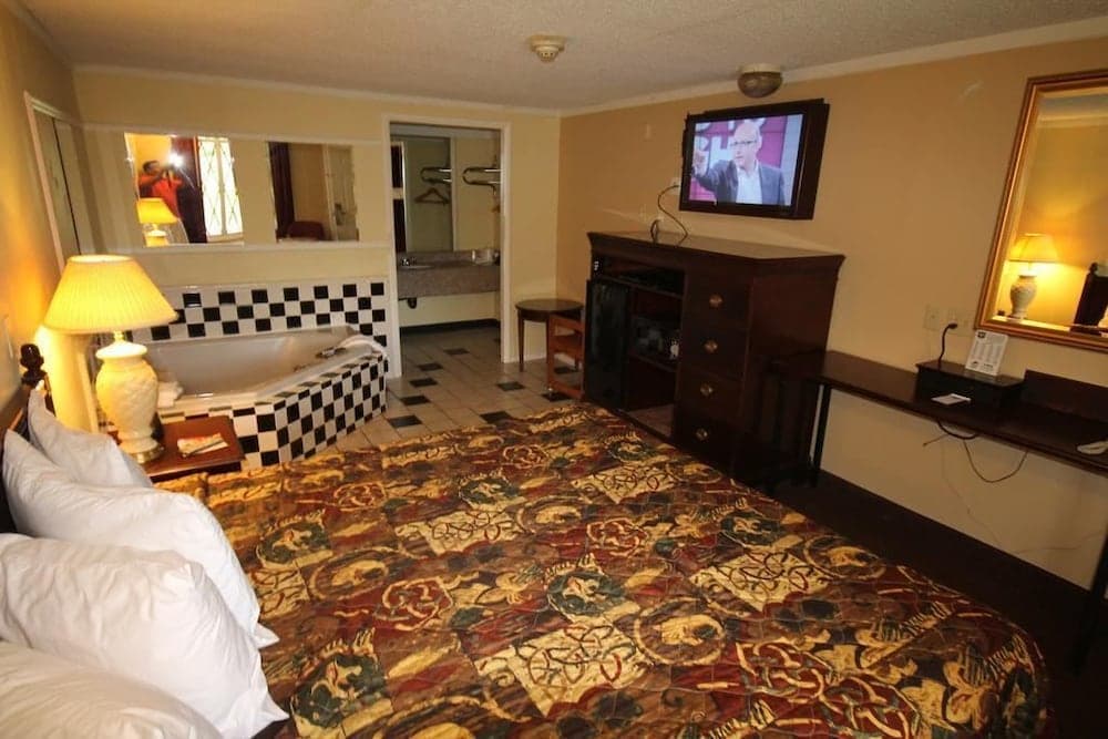Rodeway Inn & Suites Saginaw I-675 property views in Saginaw, MI — gallery photo 3