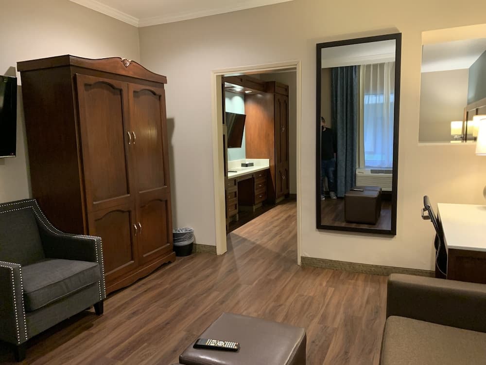 MainStay Suites John Wayne Airport by Choice Hotels gallery photo in Santa Ana, CA — image 17