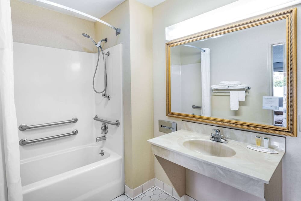 Days Inn by Wyndham Macon I-475 interior in Macon, GA — gallery photo 2