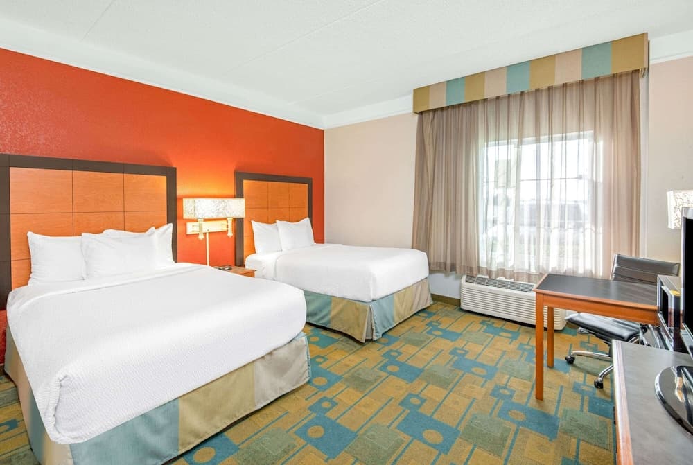 La Quinta Inn & Suites by Wyndham Sherman property views in Sherman, TX — gallery photo 3