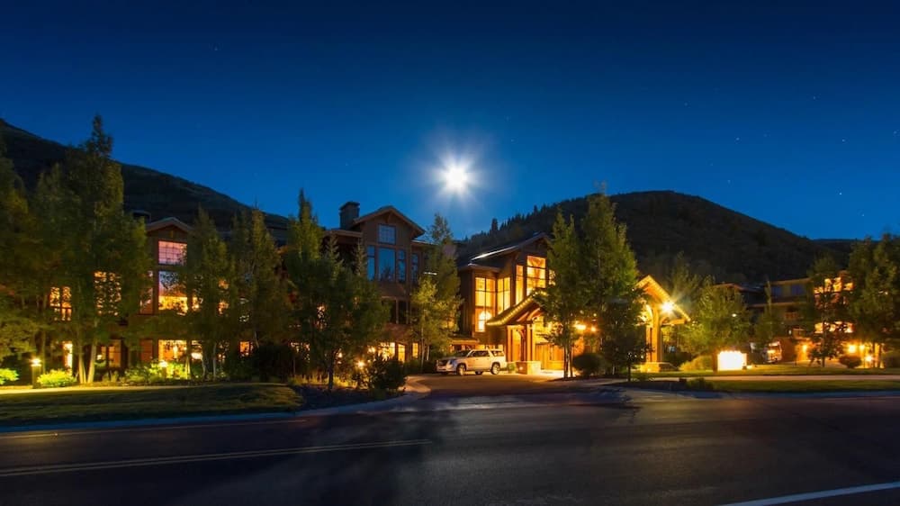 Hotel Room - The Lodges At Deer Valley Hotel Room interior in Park City, UT — gallery photo 2