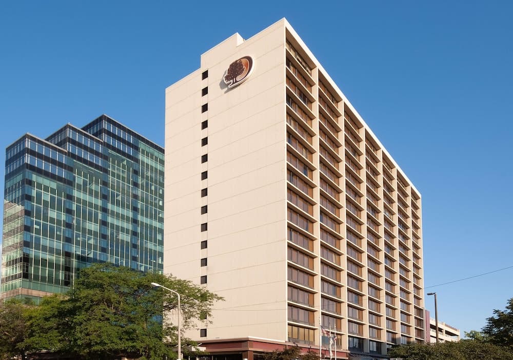 DoubleTree by Hilton Hotel Cleveland Downtown - Lakeside featured exterior or lobby in Cleveland, OH — similar hotel