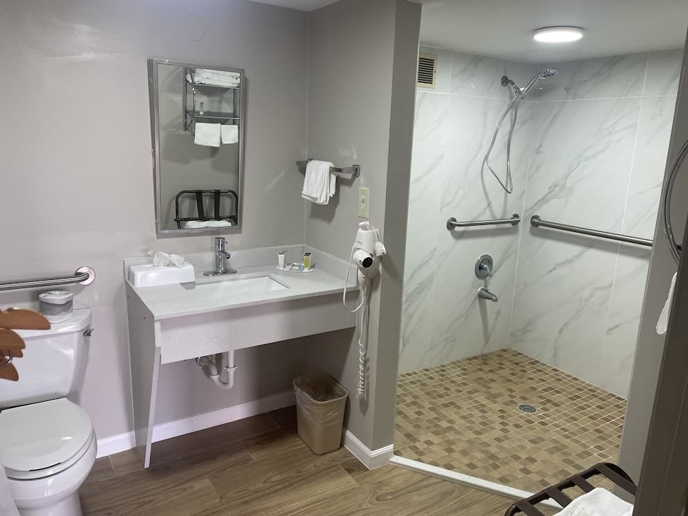 Days Inn by Wyndham Valdosta/Near Valdosta Mall interior in Valdosta, GA — gallery photo 2