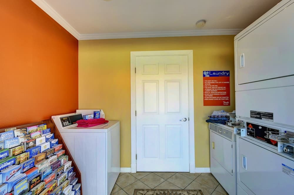 Traveler's Inn interior in Williams, CA — gallery photo 2
