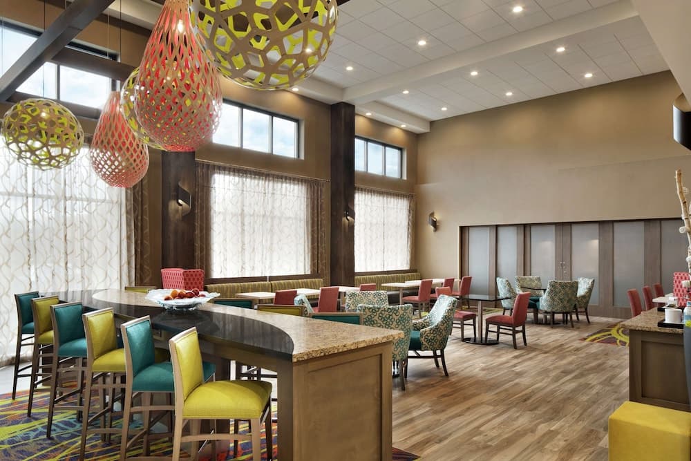 Hampton Inn & Suites St. Louis/Alton interior in Alton, IL — gallery photo 2